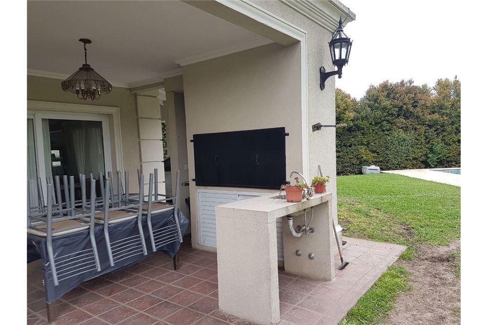 Casa estilo francés en cul de sac con 2 amarras en San Isidro Labrador
