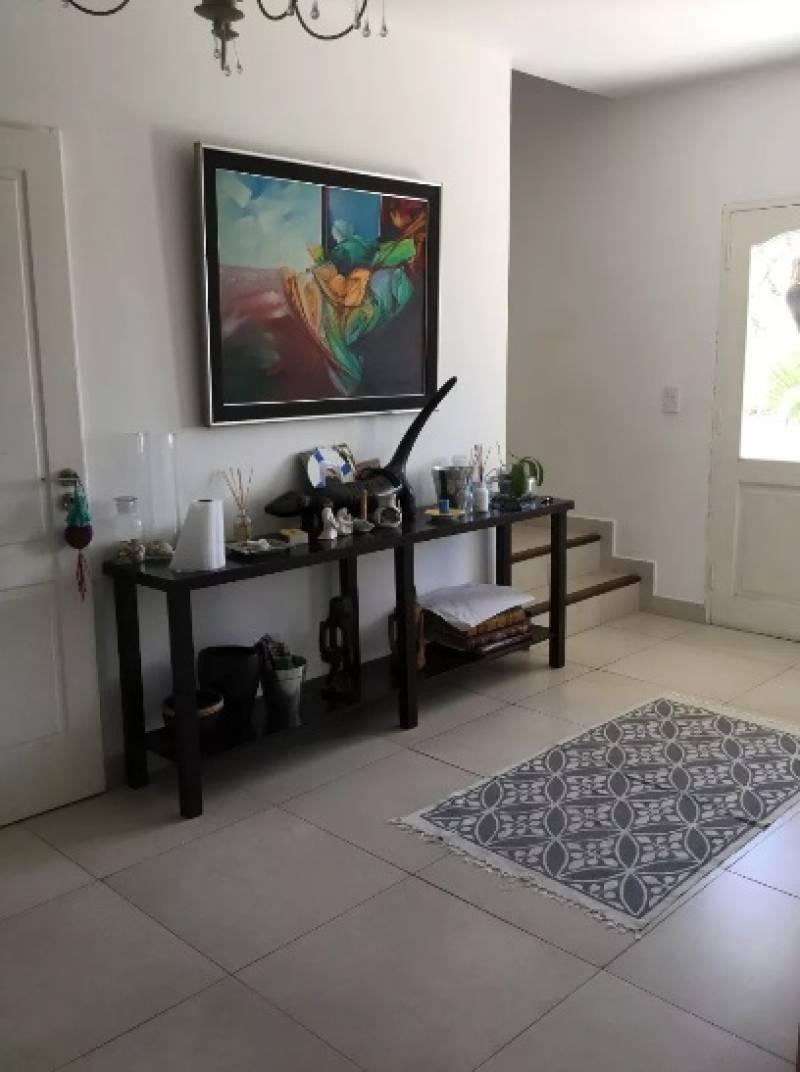 Muy linda casa sobre lote interno en San Isidro Labrador
