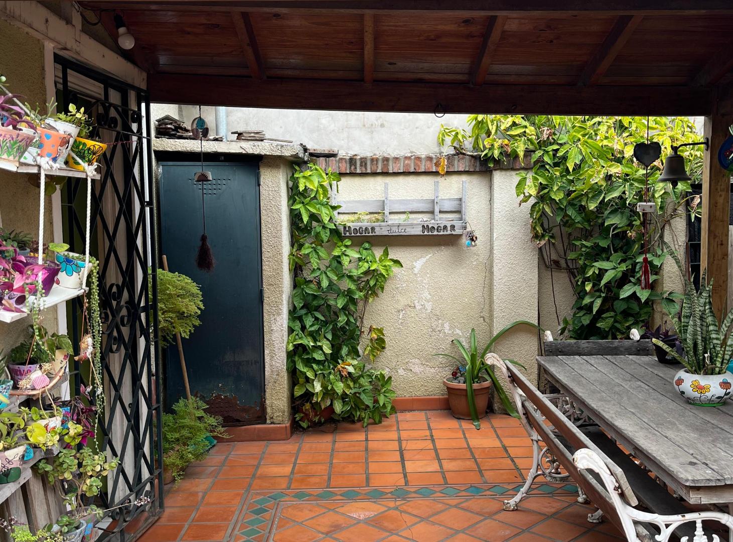CHALET 5 AMB. EN VENTA. CON JARDIN, COCHERA CUBIERTA Y PATIO CON PARQUE. CIUDAD JARDIN