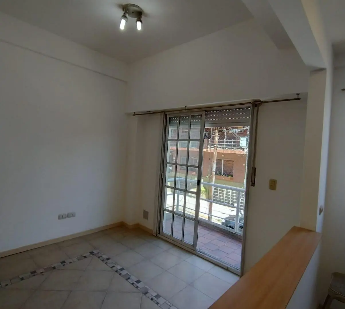 DPTO 2 AMB. EN ALQUILER. AL FRENTE CON BALCON. 2