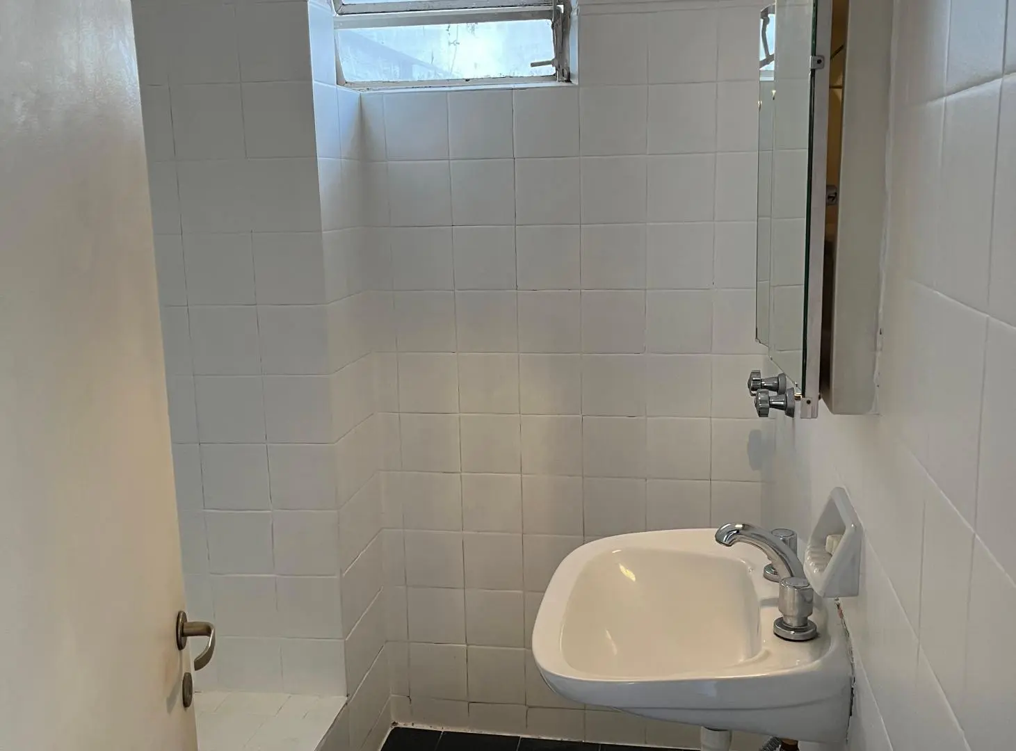 DPTO. 2 AMB. EN VENTA Y ALQUILER. CENTRICO. CON COCHERA INCLUIDA Y BALCON. RAMOS MEJIA 4