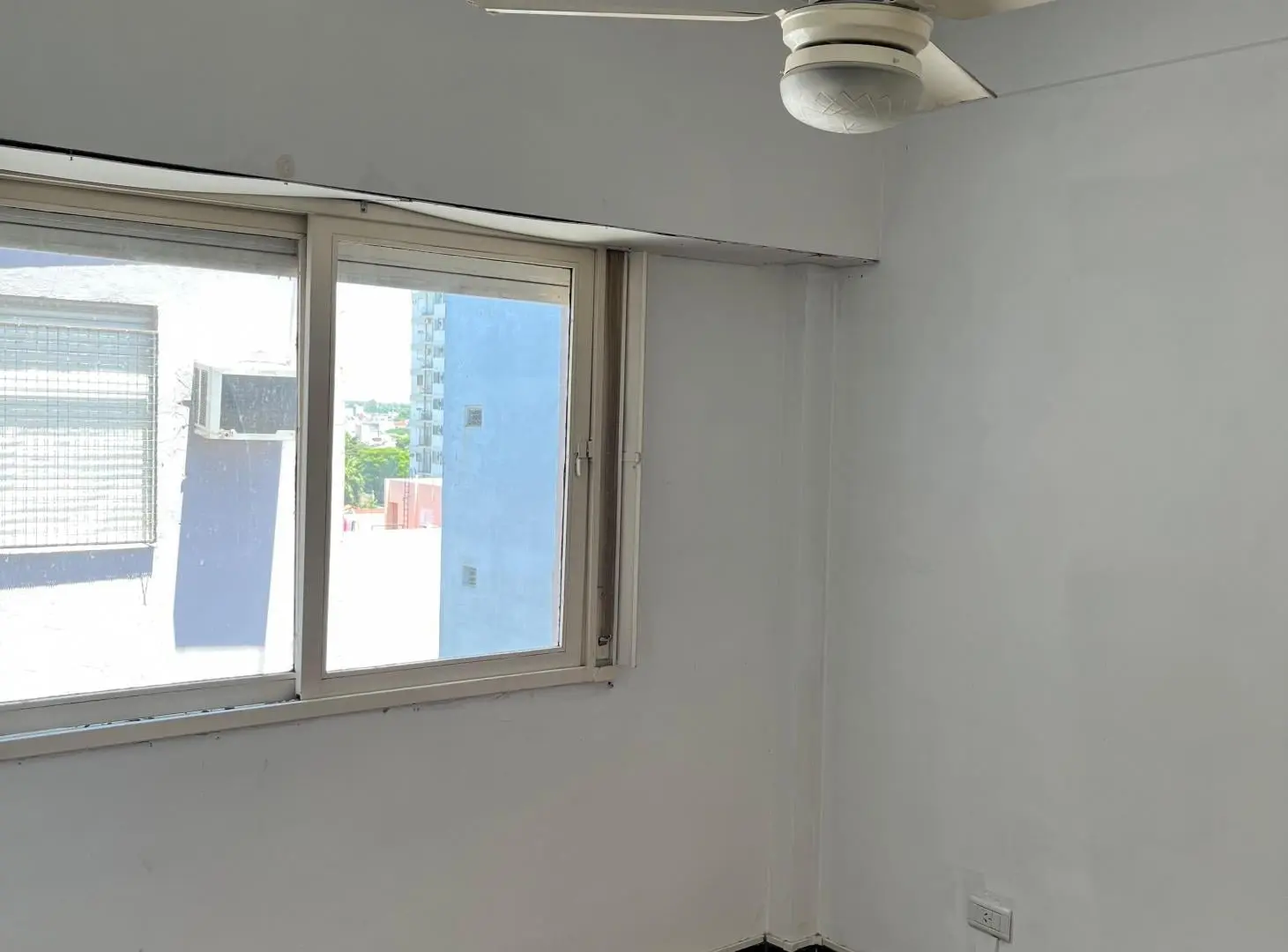 DPTO. 2 AMB. EN VENTA Y ALQUILER. CENTRICO. CON COCHERA INCLUIDA Y BALCON. RAMOS MEJIA 3