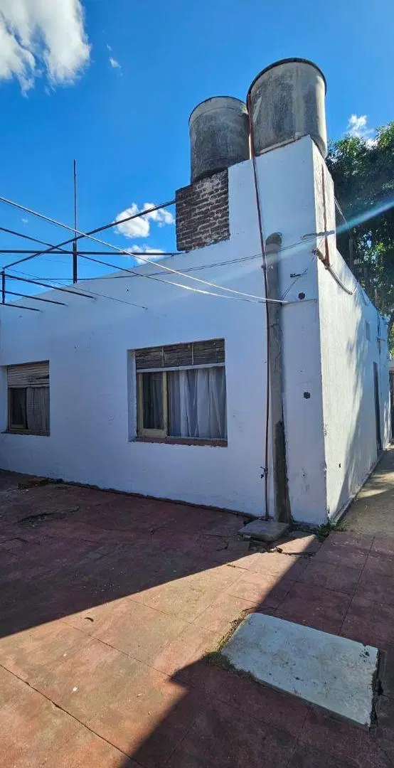 CASA 3 AMB. EN VENTA. CON JARDIN Y FONDO LIBRE. ENTRADA DE AUTO PASANTE. APTA CRÉDITO BANCARIO. 4