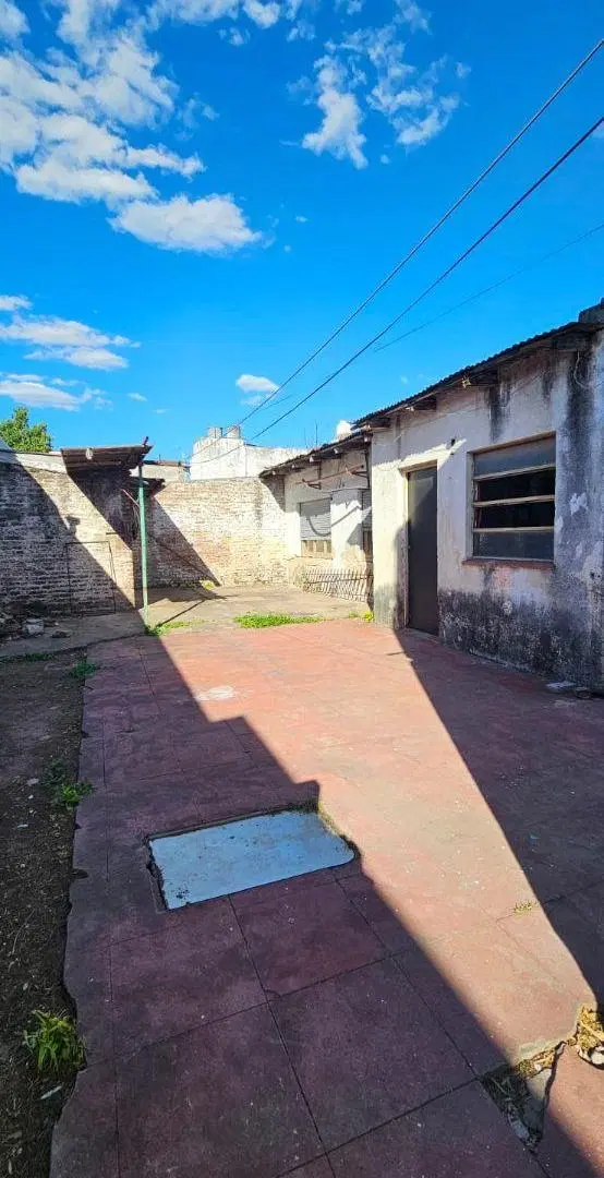 CASA 3 AMB. EN VENTA. CON JARDIN Y FONDO LIBRE. ENTRADA DE AUTO PASANTE. APTA CRÉDITO BANCARIO. 3