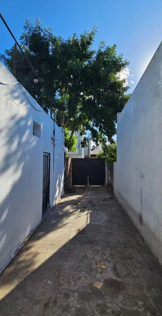CASA 3 AMB. EN VENTA. CON JARDIN Y FONDO LIBRE. ENTRADA DE AUTO PASANTE. APTA CRÉDITO BANCARIO. 1