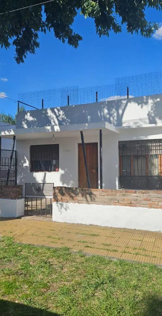 CASA 3 AMB. EN VENTA. CON JARDIN Y FONDO LIBRE. ENTRADA DE AUTO PASANTE. APTA CRÉDITO BANCARIO. 5