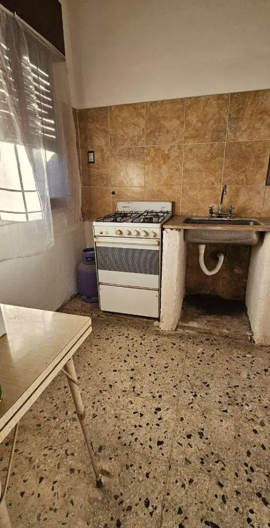 CASA 3 AMB. EN VENTA. CON JARDIN Y FONDO LIBRE. ENTRADA DE AUTO PASANTE. APTA CRÉDITO BANCARIO. 5