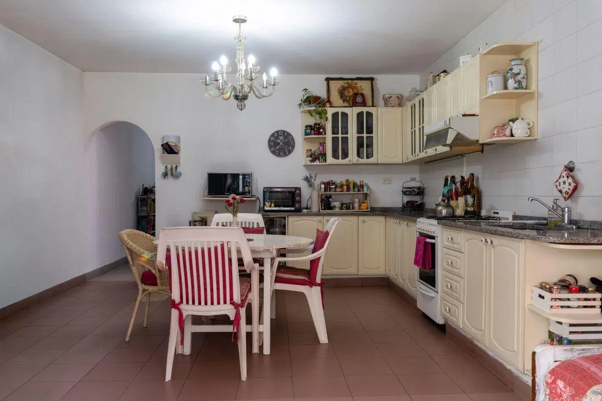 DUPLEX 4 AMB. EN VENTA. CON ENTRADA DE AUTO Y PATIO CON PARRILLA. APTO CRÉDITO BANCARIO. 3