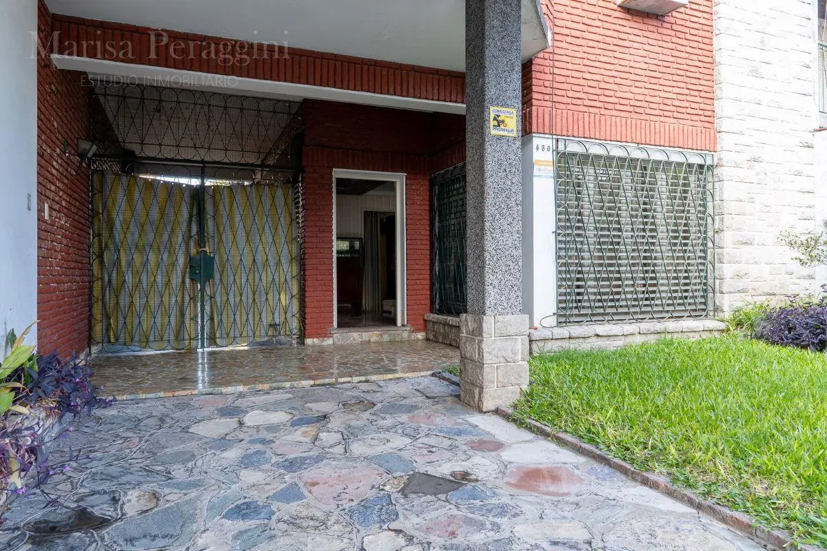 CHALET 6 AMB CENTRICO. EN VENTA. CON FONDO LIBRE Y ENTRADA DE AUTO PASANTE 4
