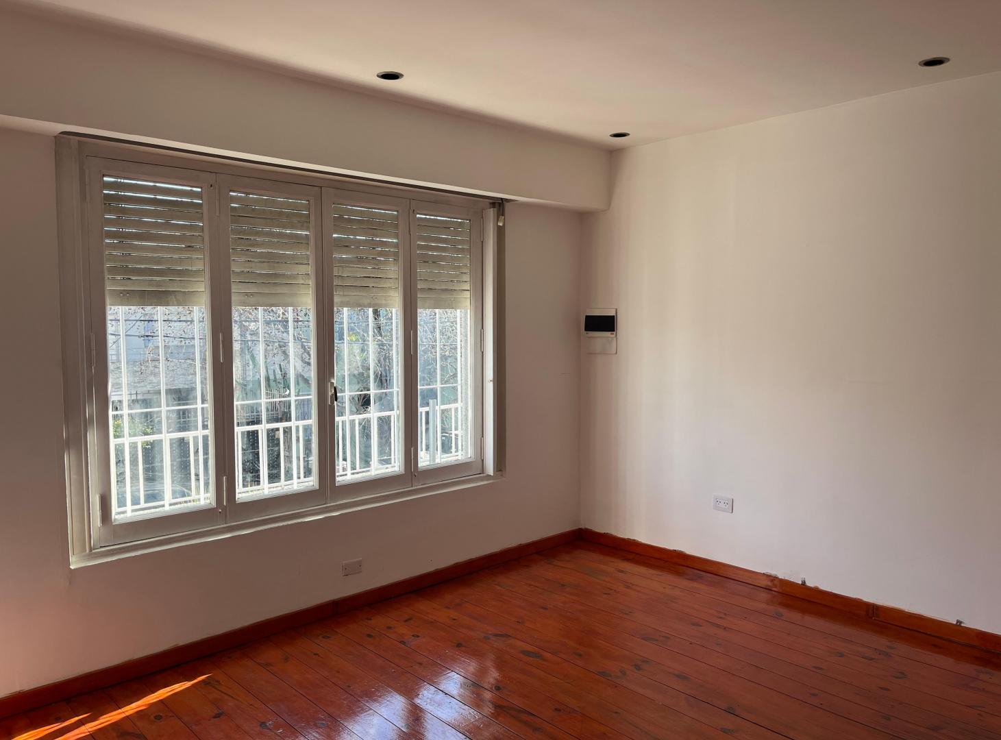 Foto de PH 4 AMB. EN ALQUILER. PRIMER PISO POR ESCALERA. CON PATIO, PARRILLA Y, imagen 1