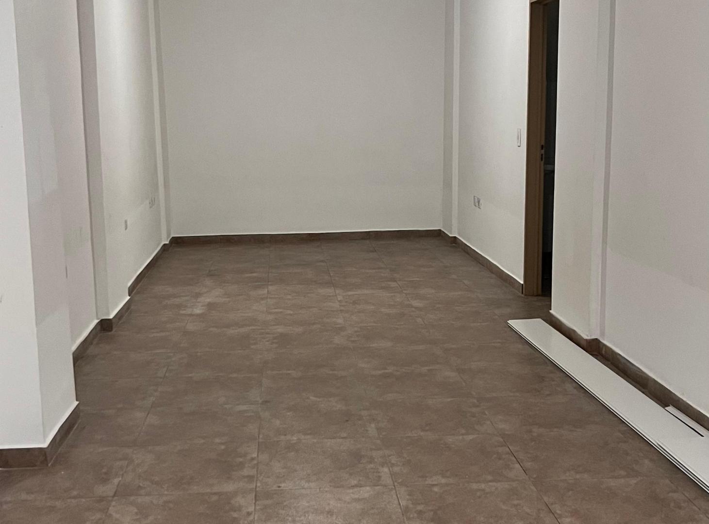 Foto de LOCAL EN VENTA Y ALQUILER. CENTRICO. APTO VARIOS RUBRIS. A ESTRENAR., imagen 4