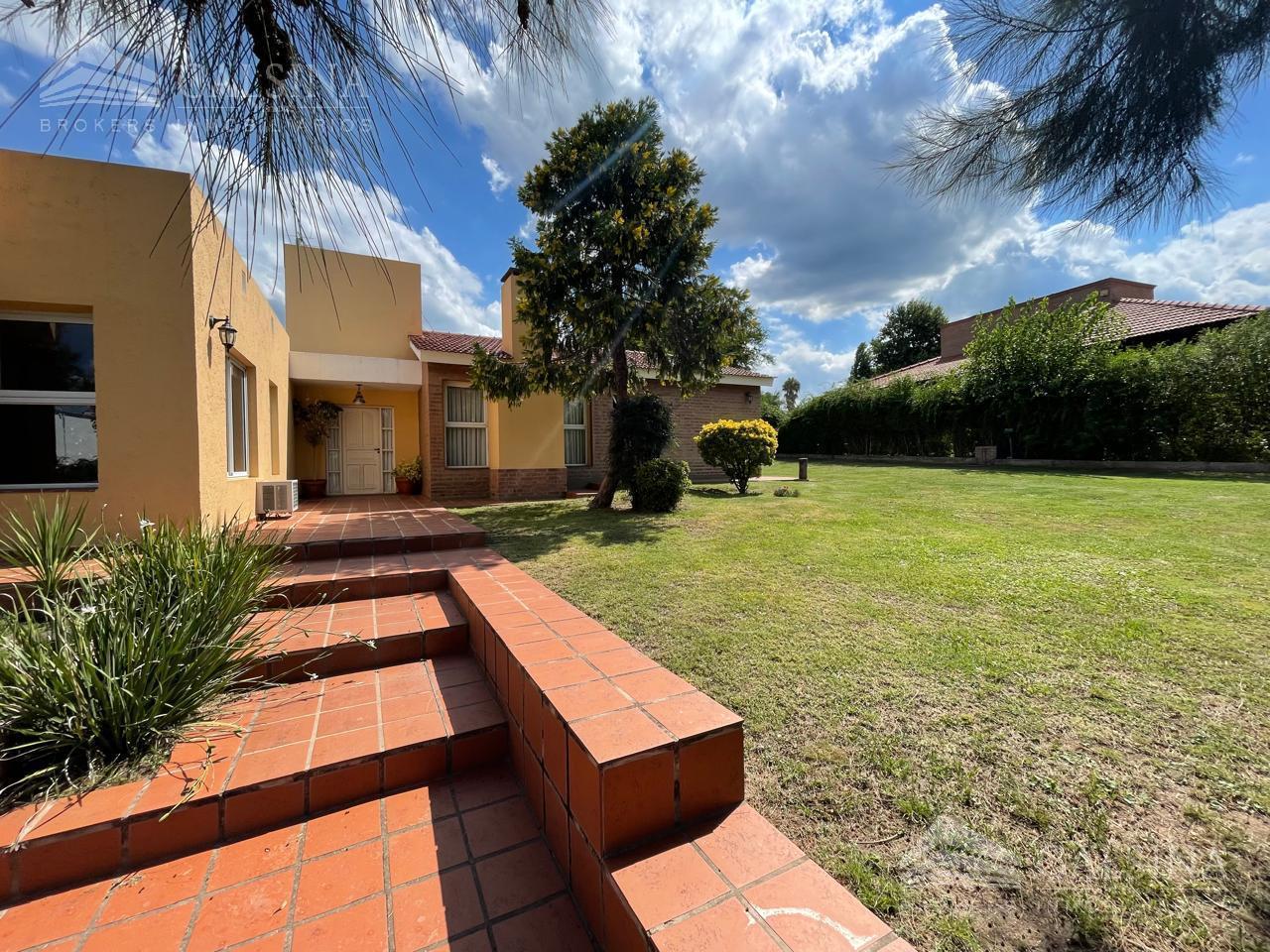 Casa en venta en barrio cerrado Cuatro Hojas, una planta