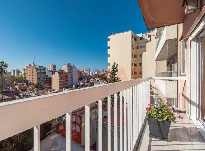 Venta Depto 2 amb reciclado con balcón. Flores 1