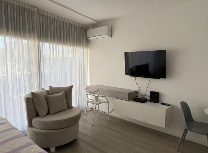 Monoambiente con balcon y pileta 2