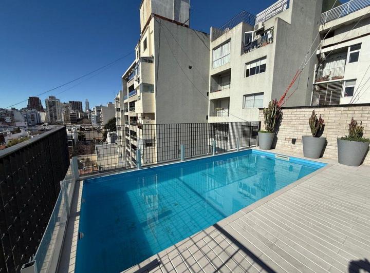 Monoambiente con balcon y pileta 1