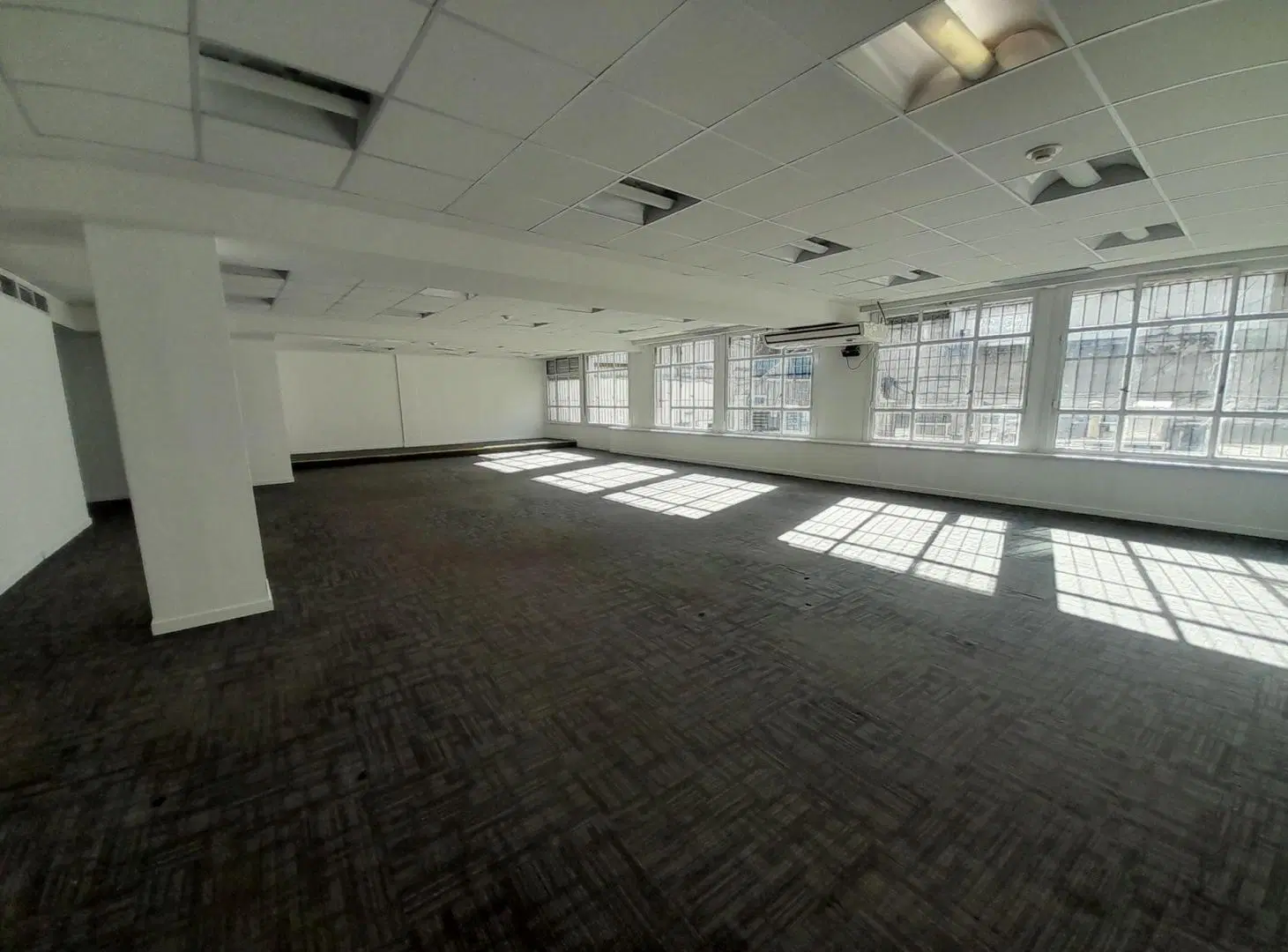 Venta Oficina + 2 cocheras en microcentro 5