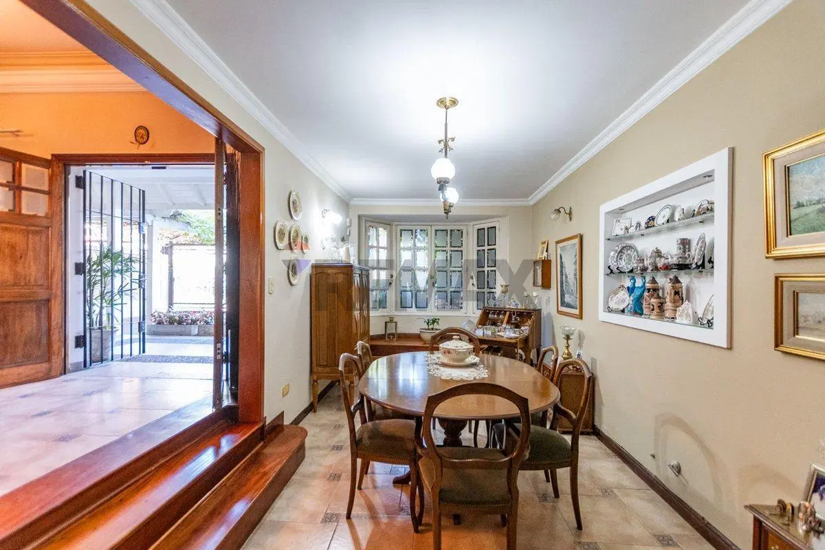 Imponente Casa en Castelar 4 ambientes 3
