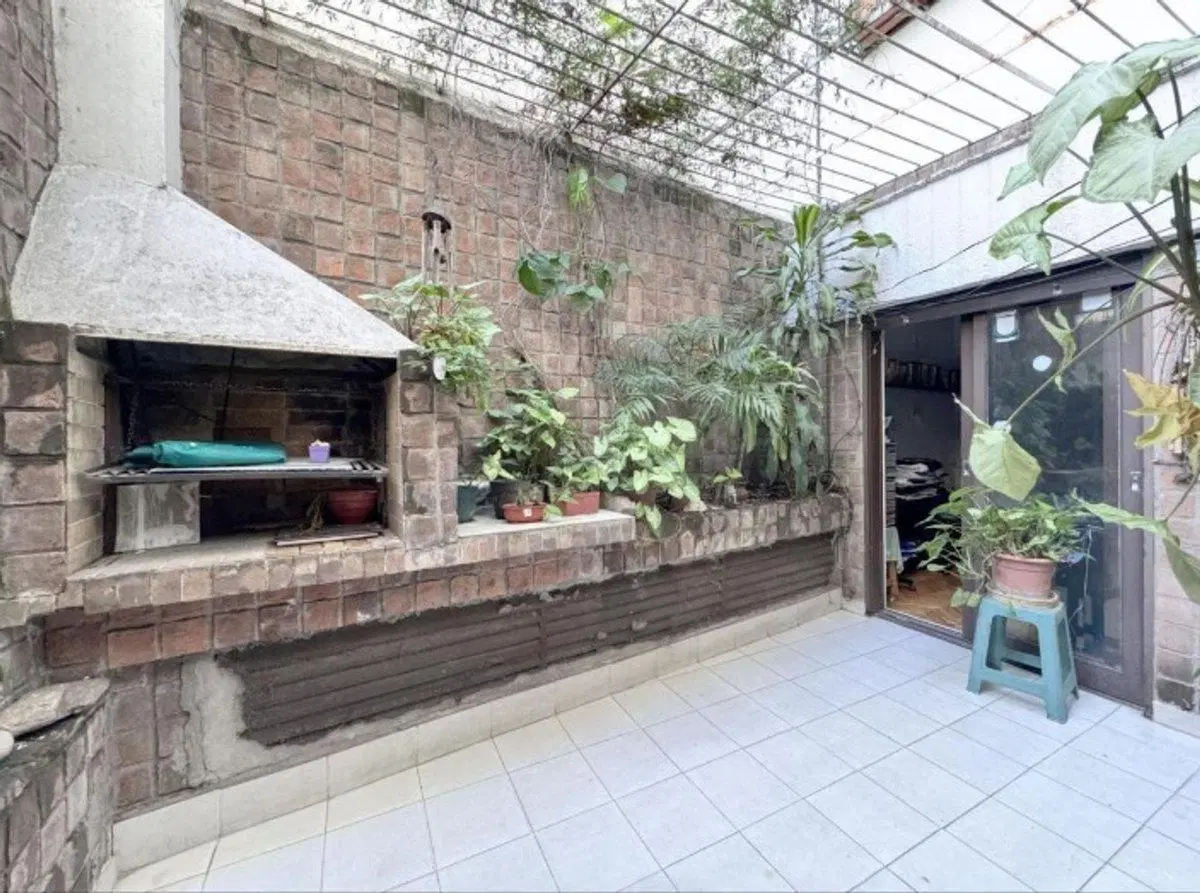 VENTA depto. 4 ambientes con dep./escr. y cochera 3