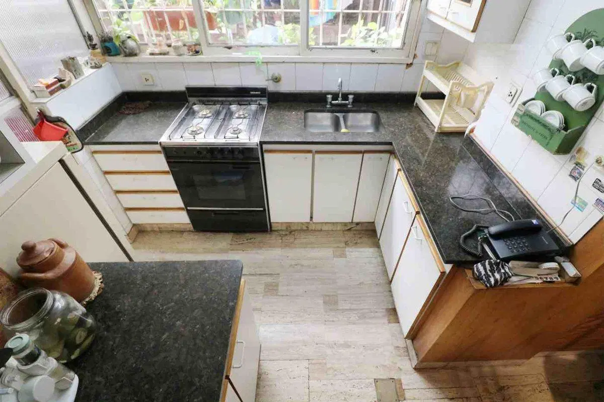 VENTA depto. 4 ambientes con dep./escr. y cochera 5