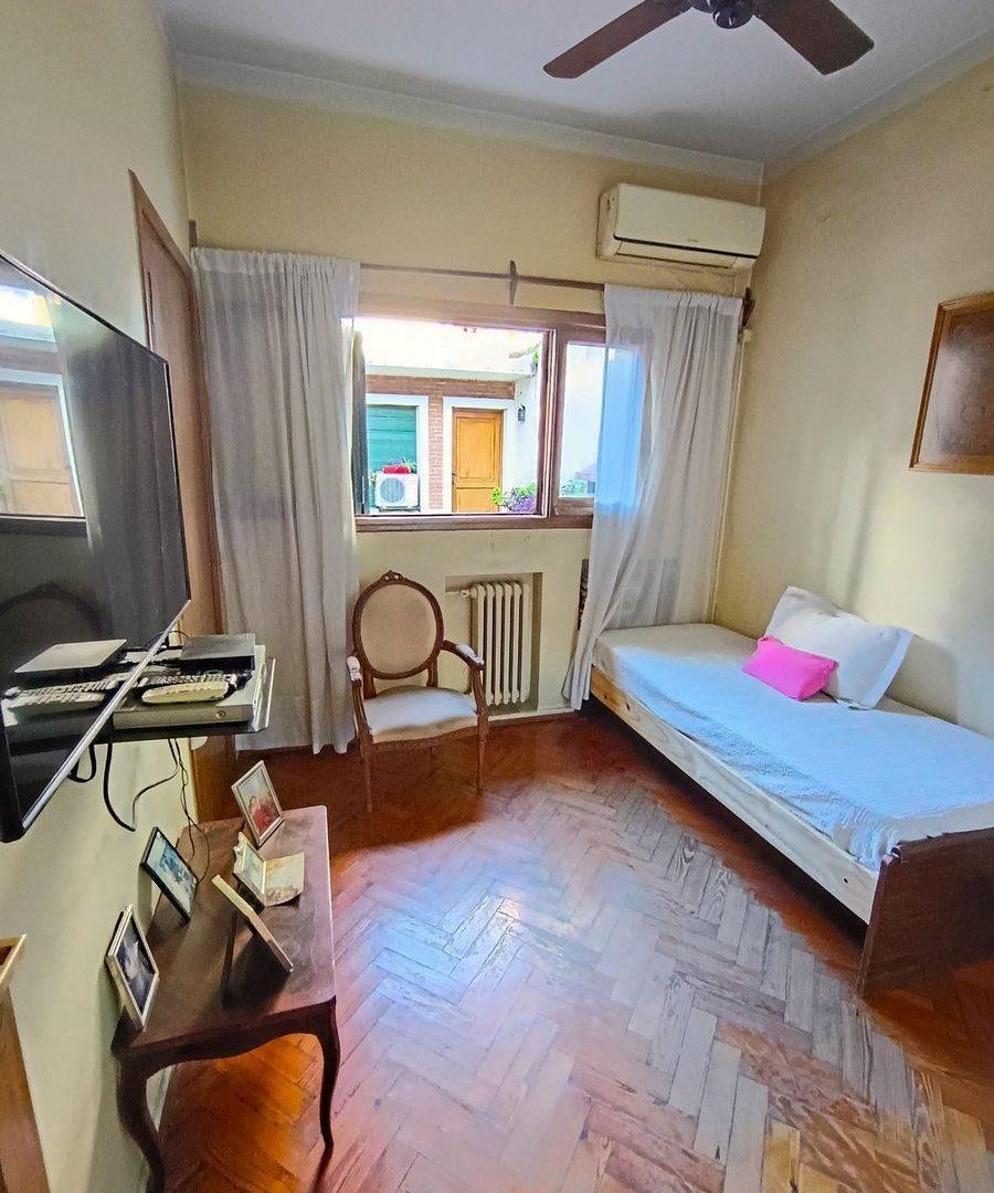 Foto de VENTA CASA GRANDE LOTE PROPIO 8,66 X 33,50 FLORES, imagen 4
