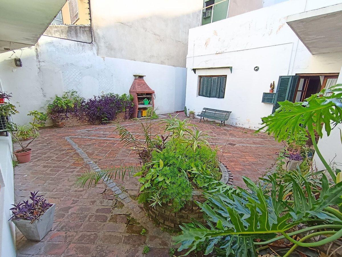 Foto de VENTA CASA GRANDE LOTE PROPIO 8,66 X 33,50 FLORES, imagen 1
