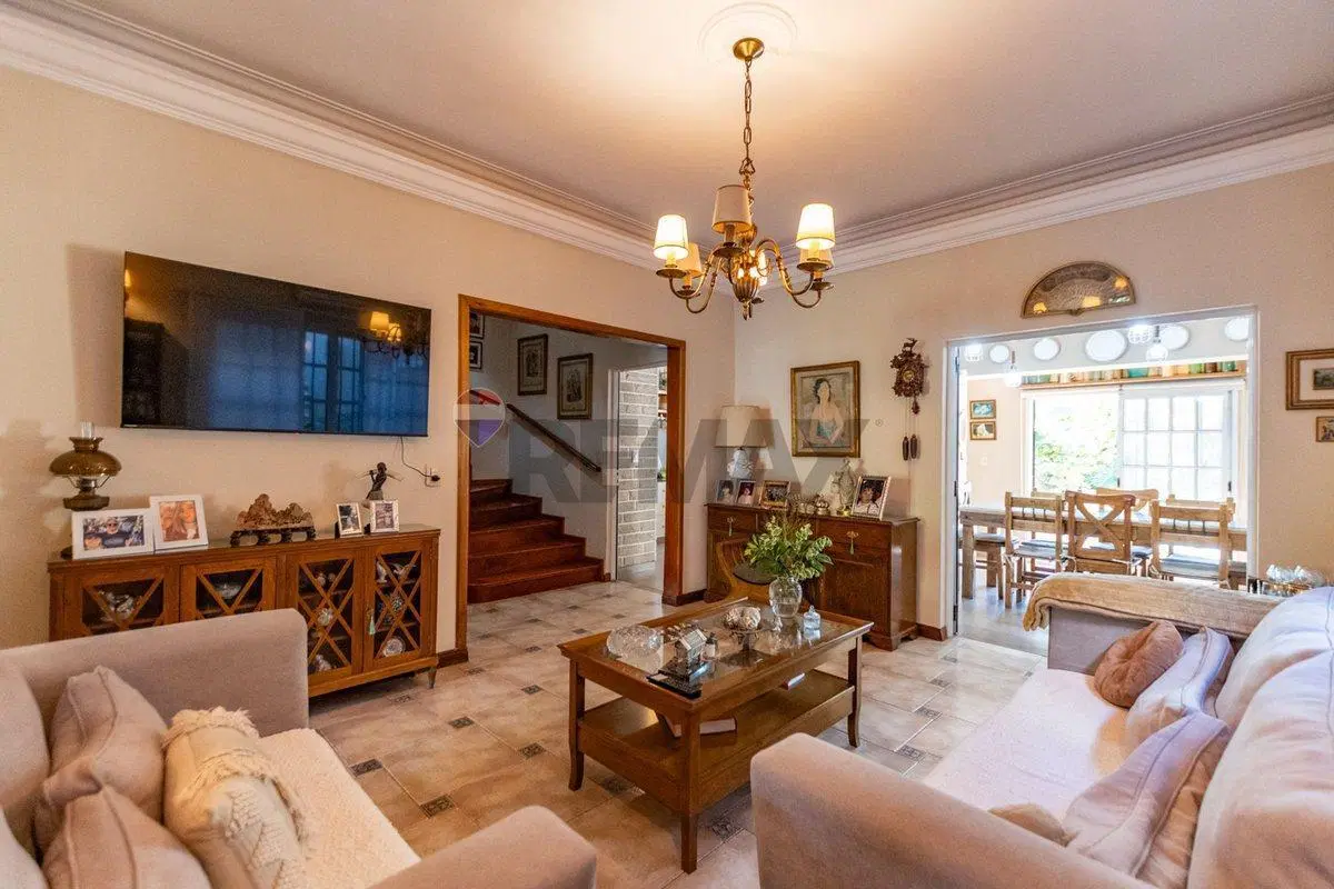 Imponente Casa en Castelar 4 ambientes 4