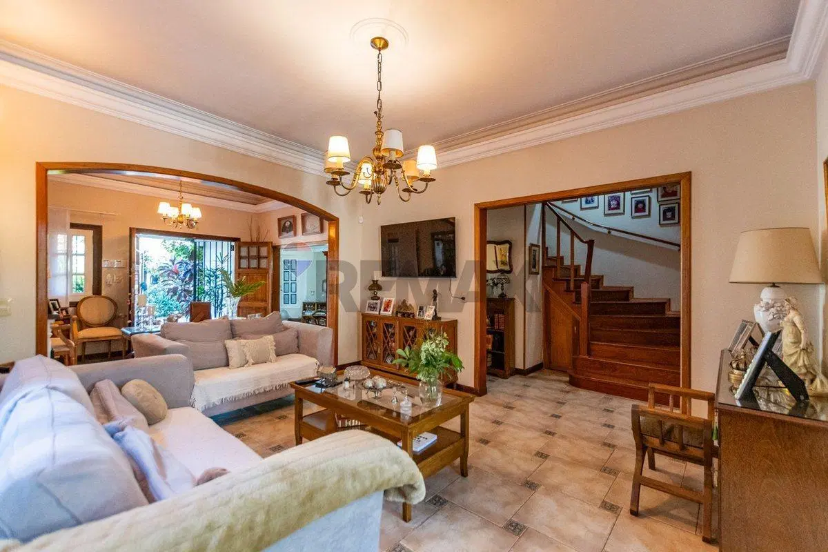 Imponente Casa en Castelar 4 ambientes 2