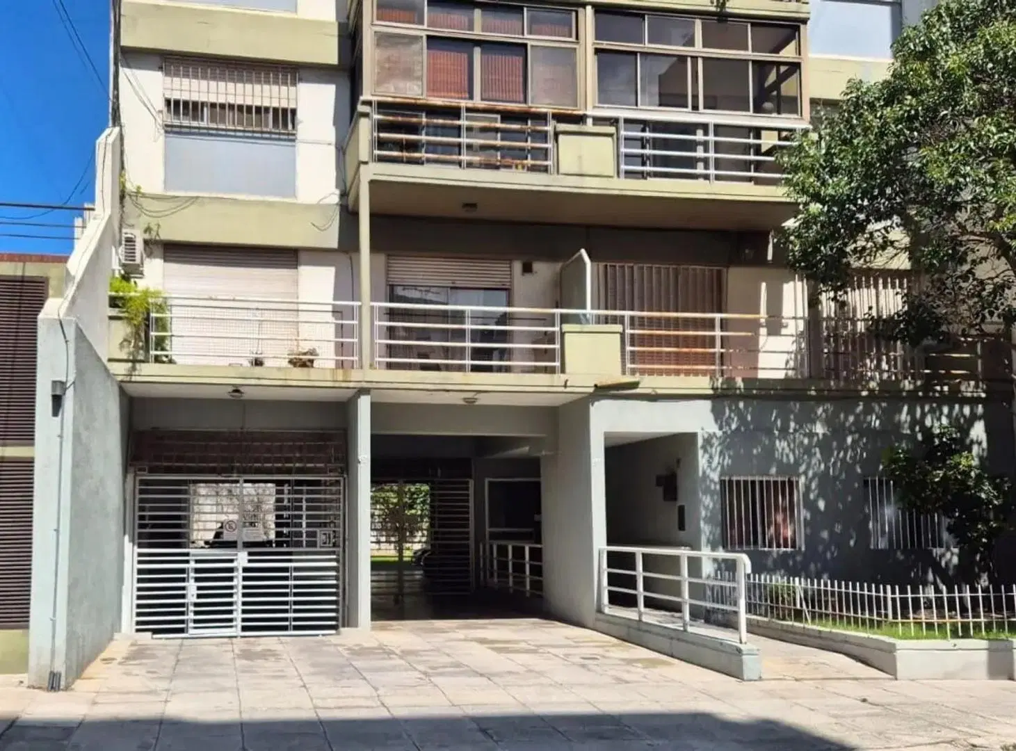 VENTA COCHERA CUBIERTA EN  ALMAGRO 4