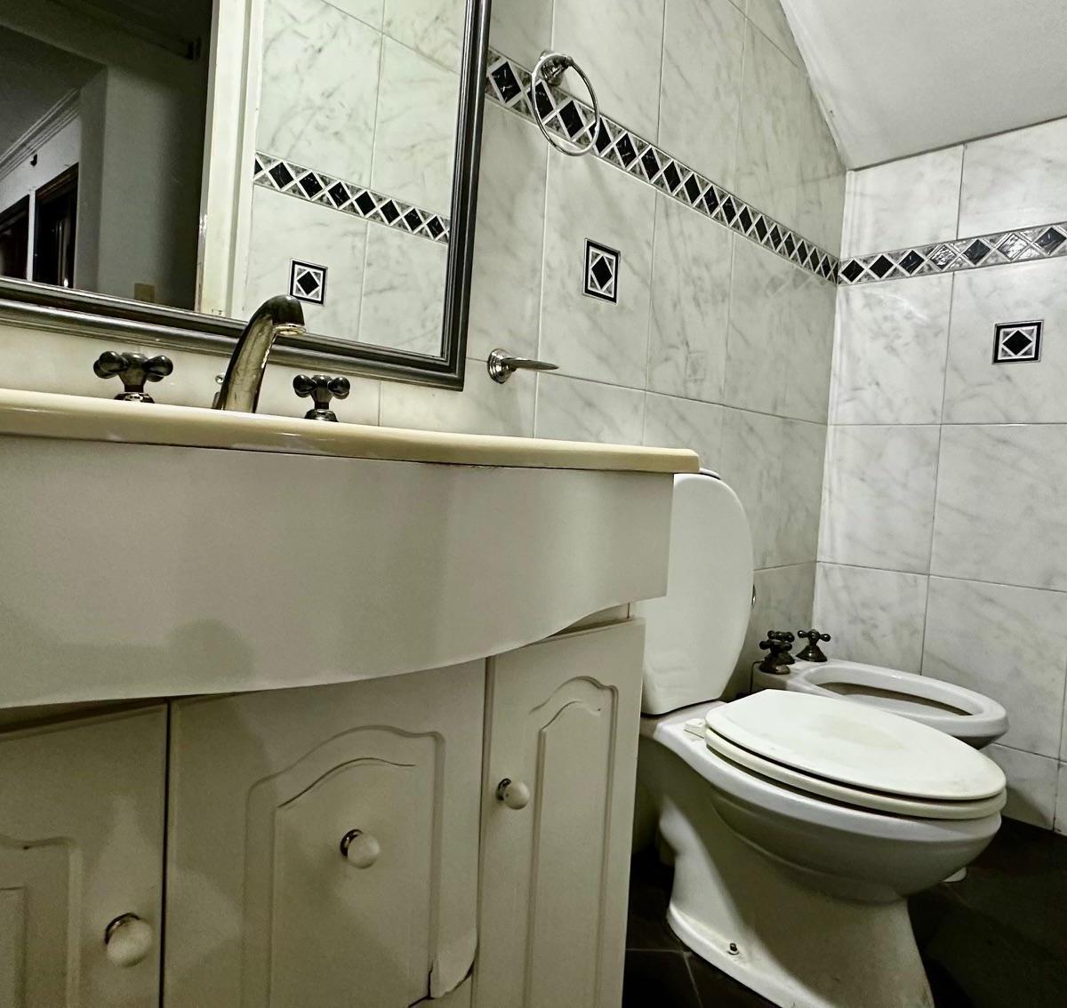 5 Amb. 4 Habitaciones (1 Suit) Total 3 Baños y Garaje. Patio 7 X 1,60. + Lavdero 5