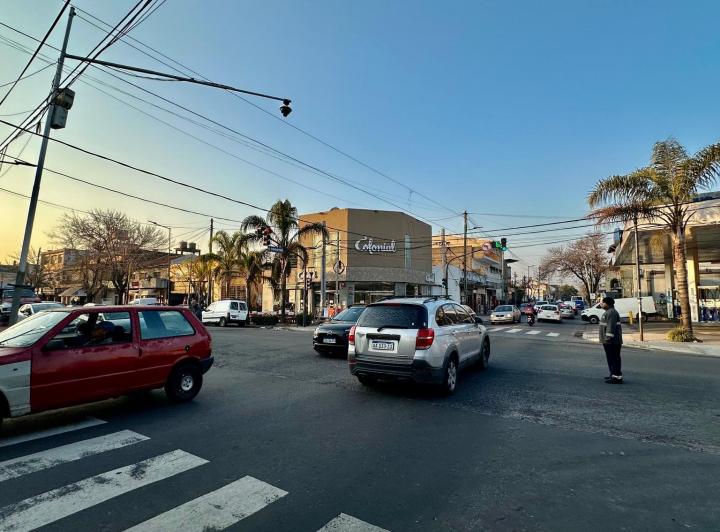 oficina sobre Hipólito Yrigoyen a 1 cuandra de Av. Fleming