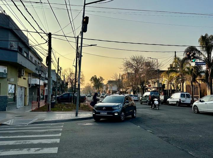 oficina sobre Hipólito Yrigoyen a 1 cuandra de Av. Fleming