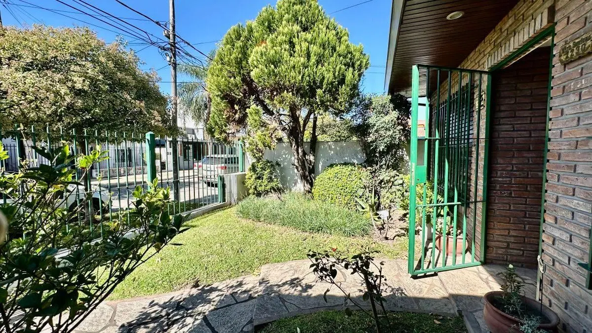 CHAL 6 AMB. 4 C/ AVENIDA 4 HABITACIONES 1 SUITE 3 DE ELLAS EN PLANTA BAJA / PLAY O SUM Y QUINCHO 5
