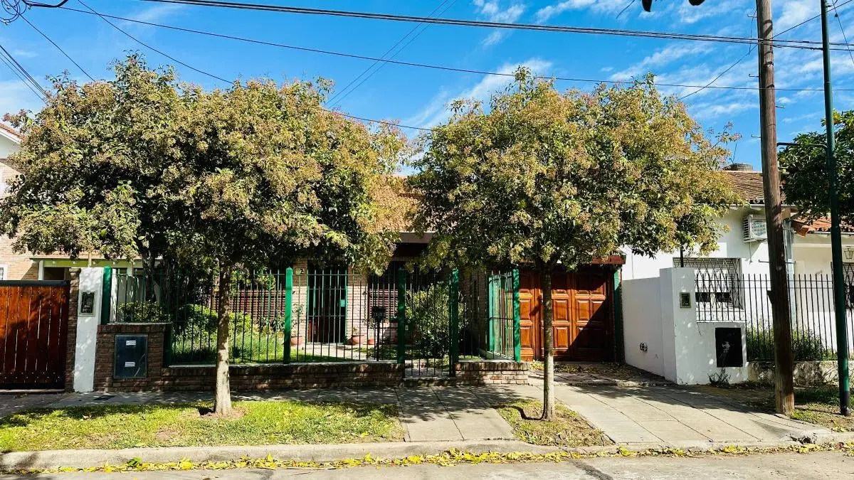 CHAL 6 AMB. 4 C/ AVENIDA 4 HABITACIONES 1 SUITE 3 DE ELLAS EN PLANTA BAJA / PLAY O SUM Y QUINCHO 2