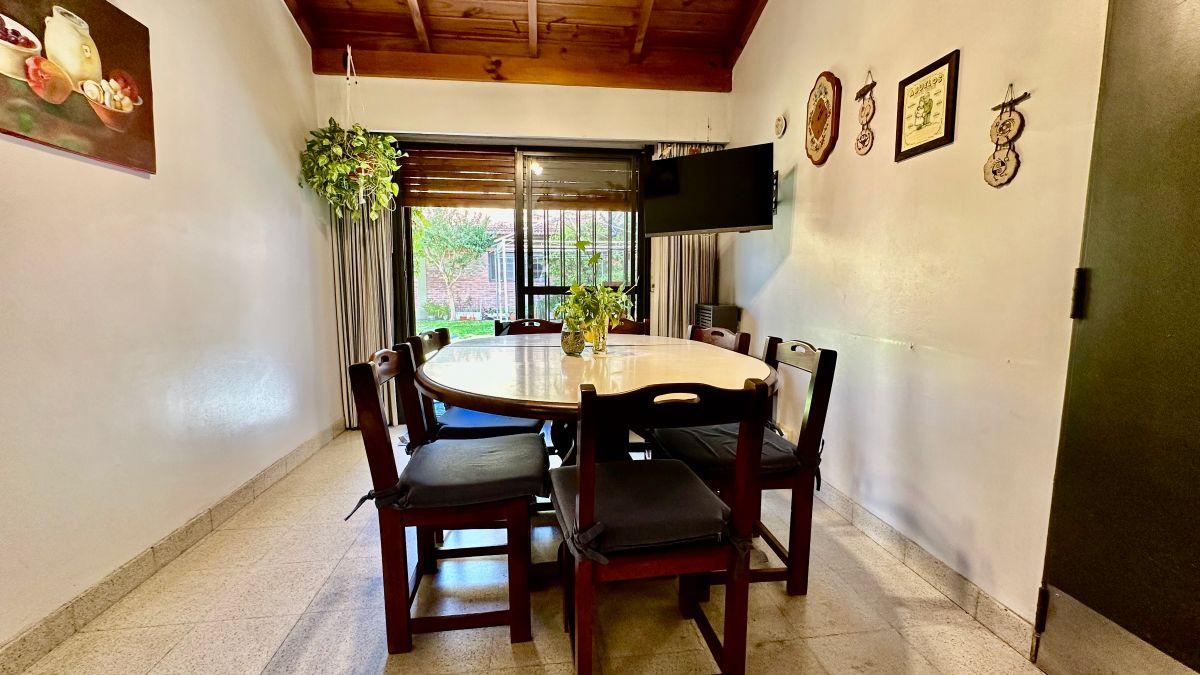 CHAL 6 AMB. 4 C/ AVENIDA 4 HABITACIONES 1 SUITE 3 DE ELLAS EN PLANTA BAJA / PLAY O SUM Y QUINCHO