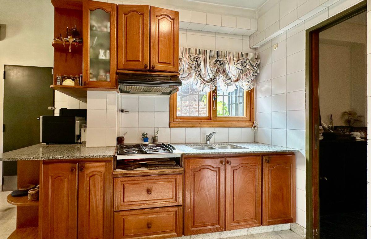 CHAL 6 AMB. 4 C/ AVENIDA 4 HABITACIONES 1 SUITE 3 DE ELLAS EN PLANTA BAJA / PLAY O SUM Y QUINCHO