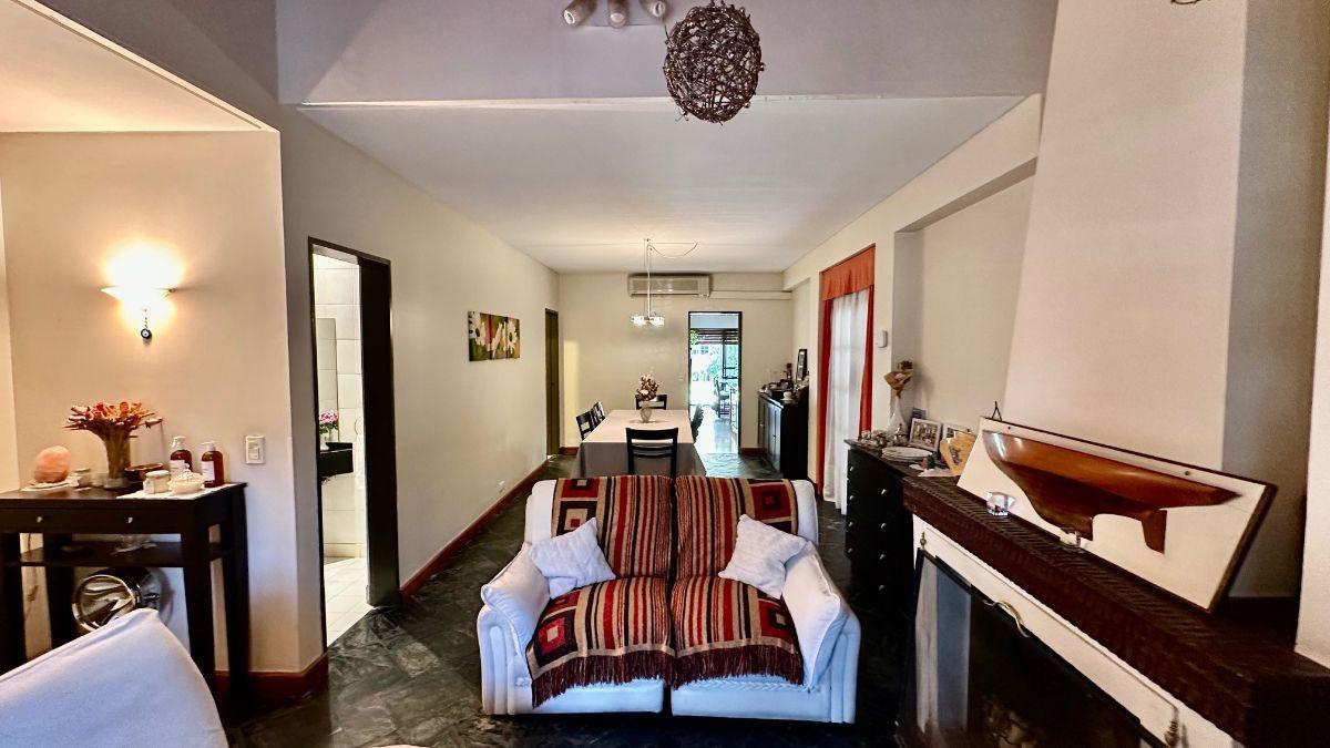 CHAL 6 AMB. 4 C/ AVENIDA 4 HABITACIONES 1 SUITE 3 DE ELLAS EN PLANTA BAJA / PLAY O SUM Y QUINCHO