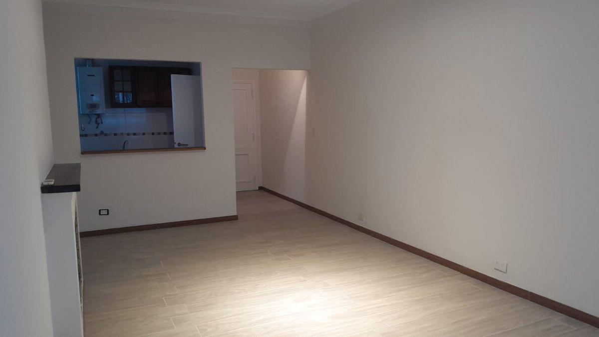 Foto de EXCELENTE 4 AMBIENTES A NUEVO - 1° PISO POR ESCALERA - BAJAS EXPENSAS, imagen 3