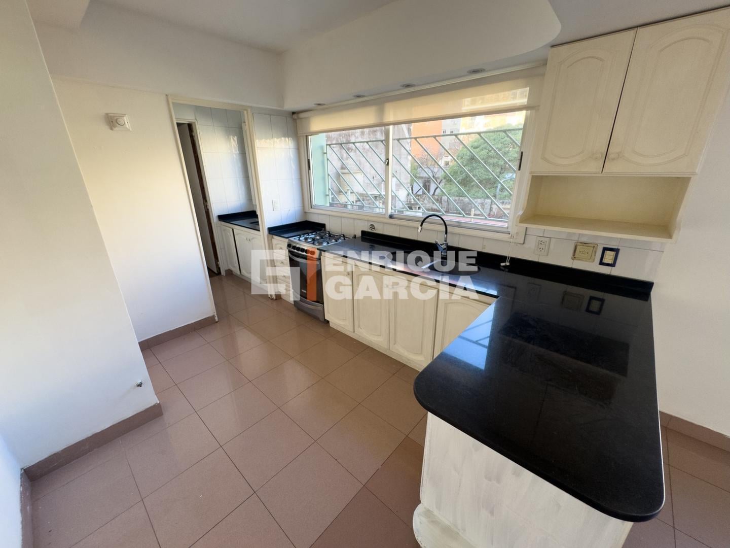 Foto de VENTA PISO 4 AMB C/DEPEN BALCÓN CORRIDO COCHERA BAULERA, imagen 5