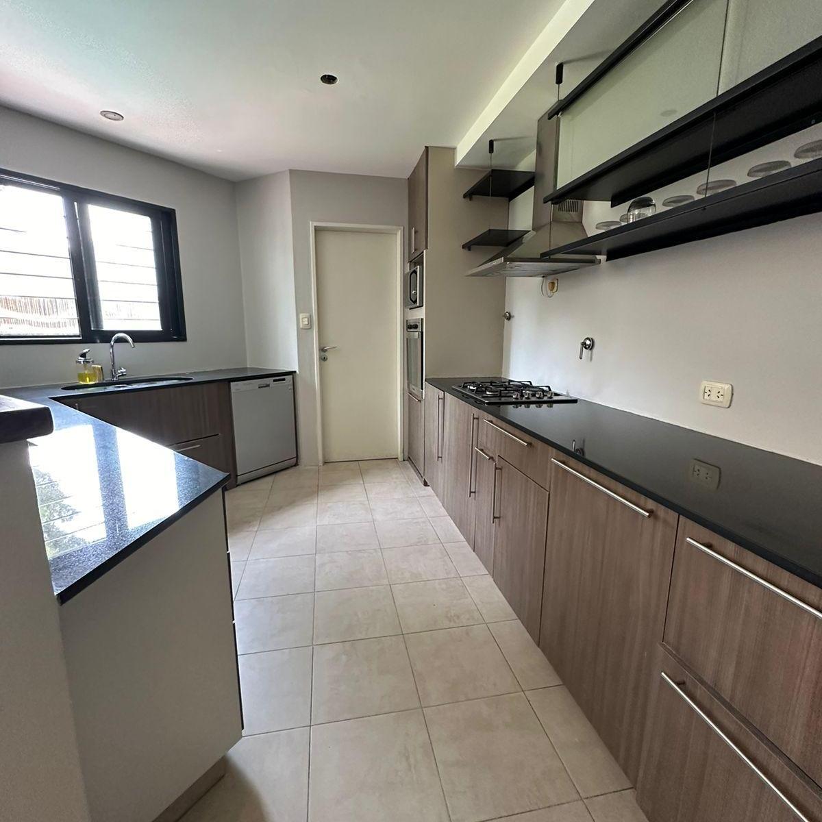 Foto de Casa 5 amb. - Echeverria al 400 - Zona Ward- Villa Sarmiento, imagen 2