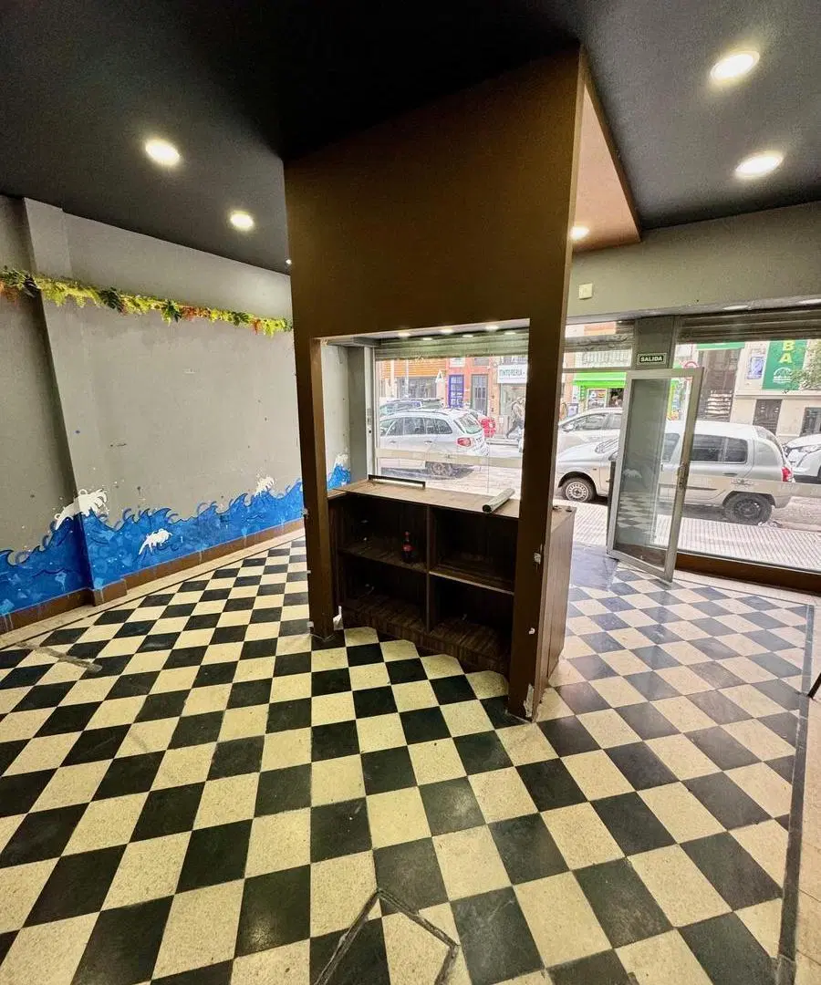 Local en Azcuenaga al 700 1