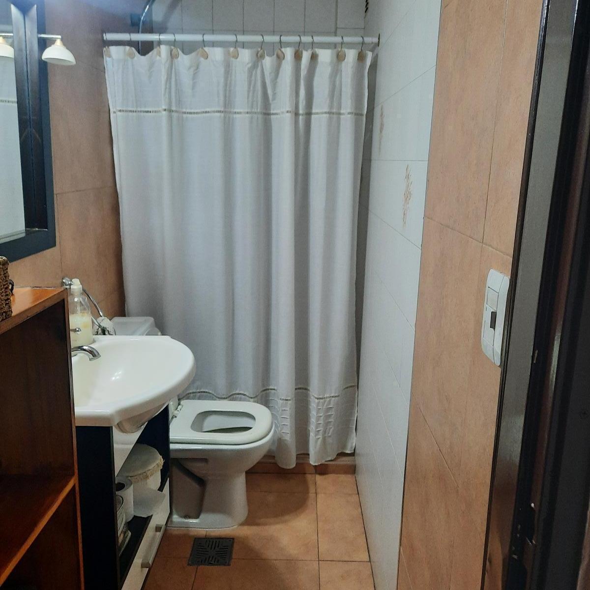 OPORTUNIDAD!! EXCELENTE CHALET EN ZONA RESIDENCIAL Y PREFERENCIAL DE MONTE GRANDE.