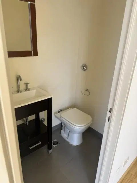 Muy Luminoso con balcón - Baño y Toilette - 2