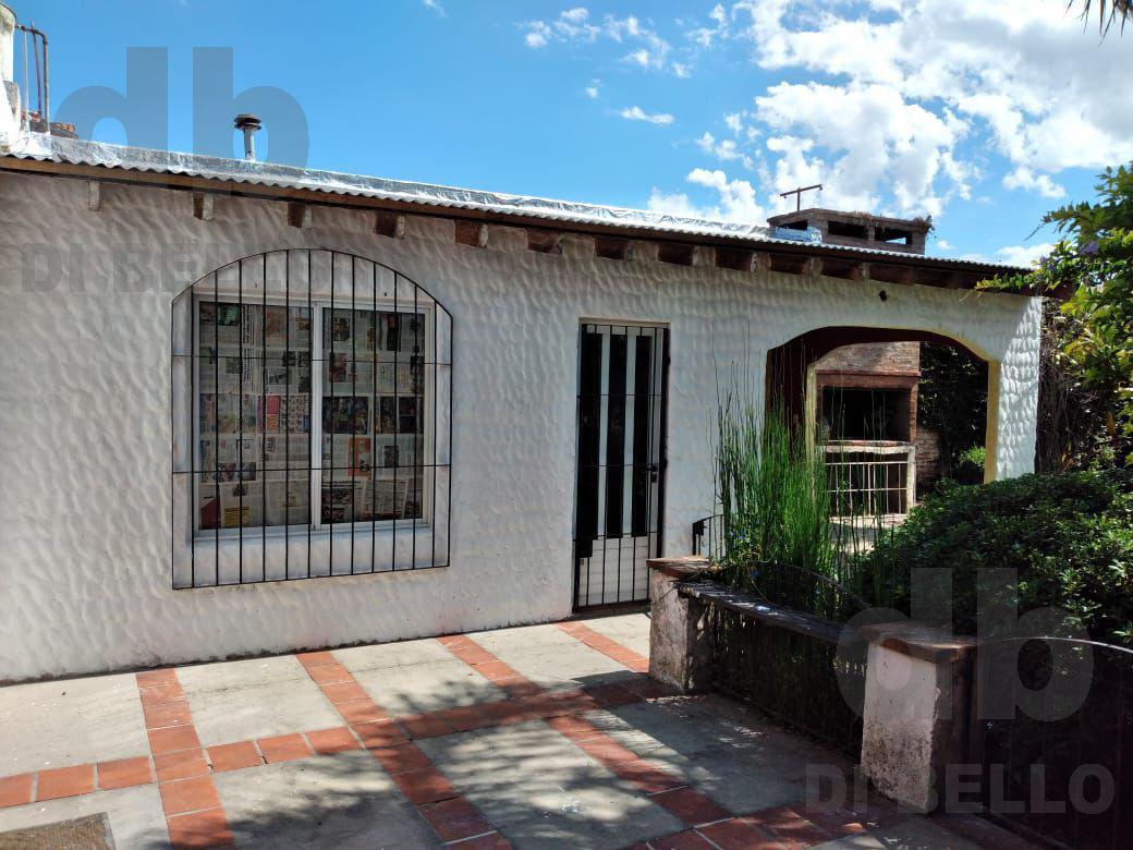 Casa en esquina con gran parque Pueyrredon al 900