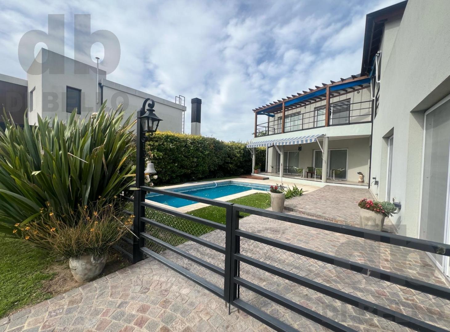 Casa en venta en Estancia Smithfield sobre lote central