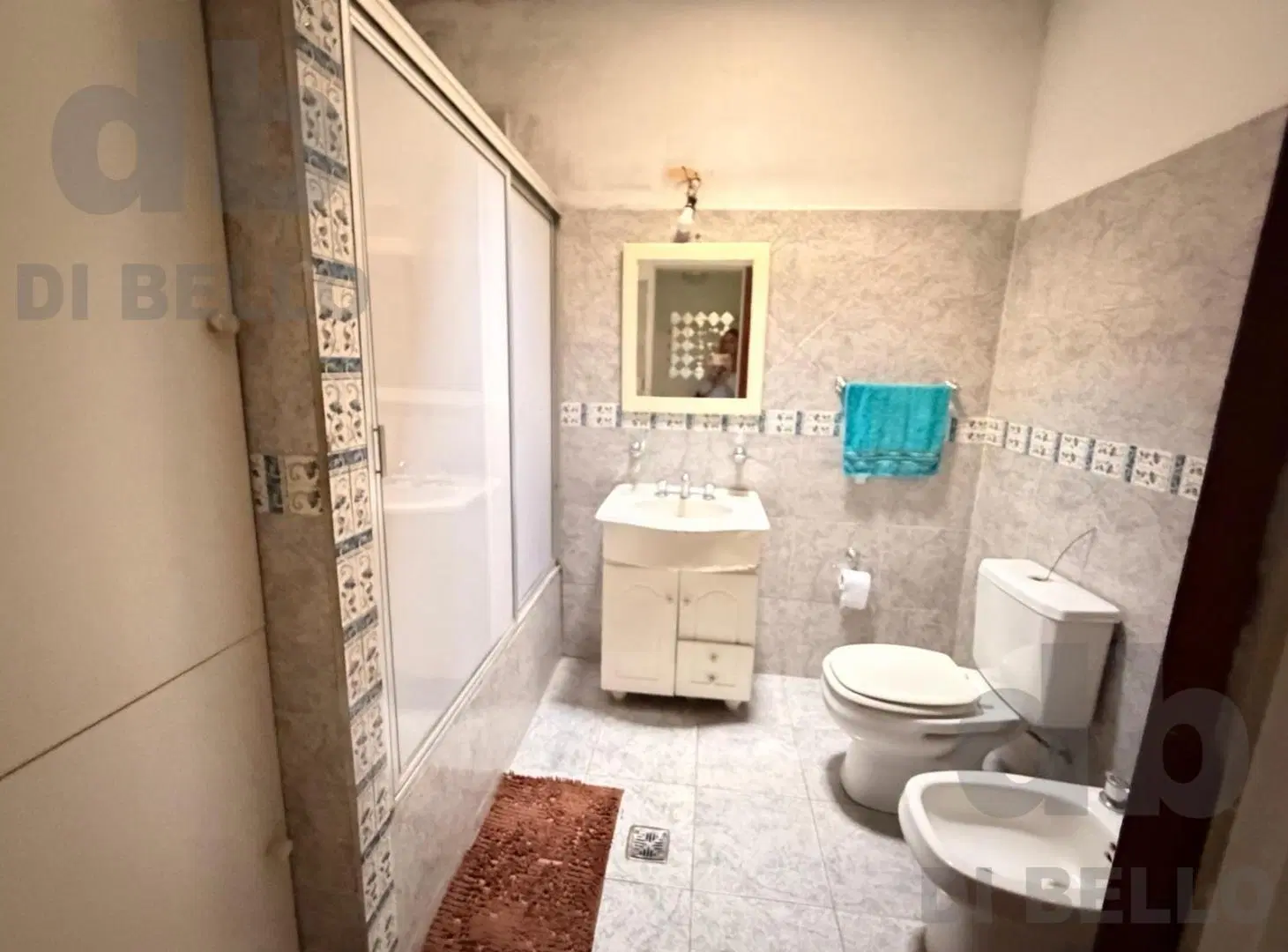Casa con 5 unidades funcionales, a 500 metros de Av. Antartida 1