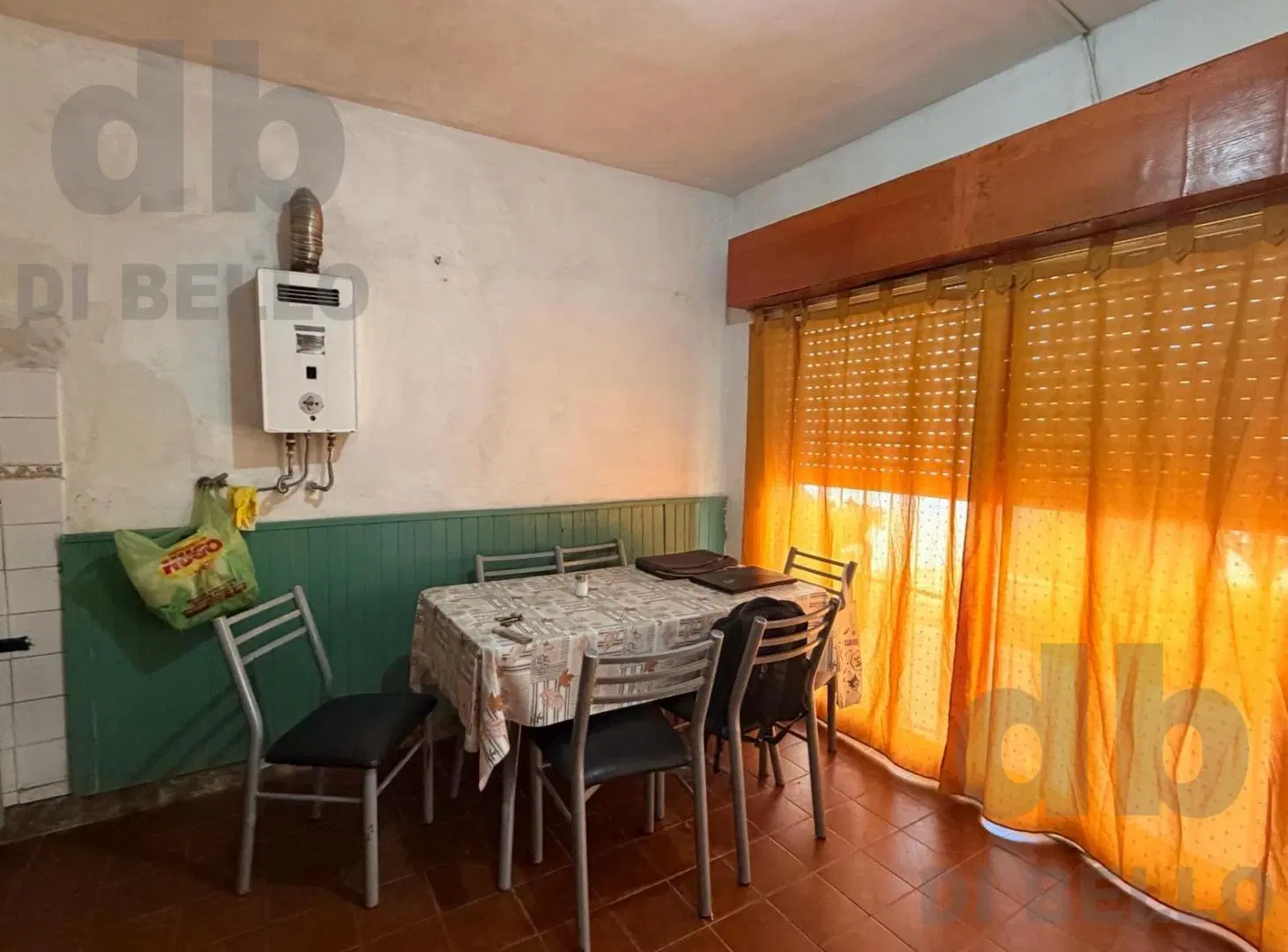 Casa con 5 unidades funcionales, a 500 metros de Av. Antartida 5