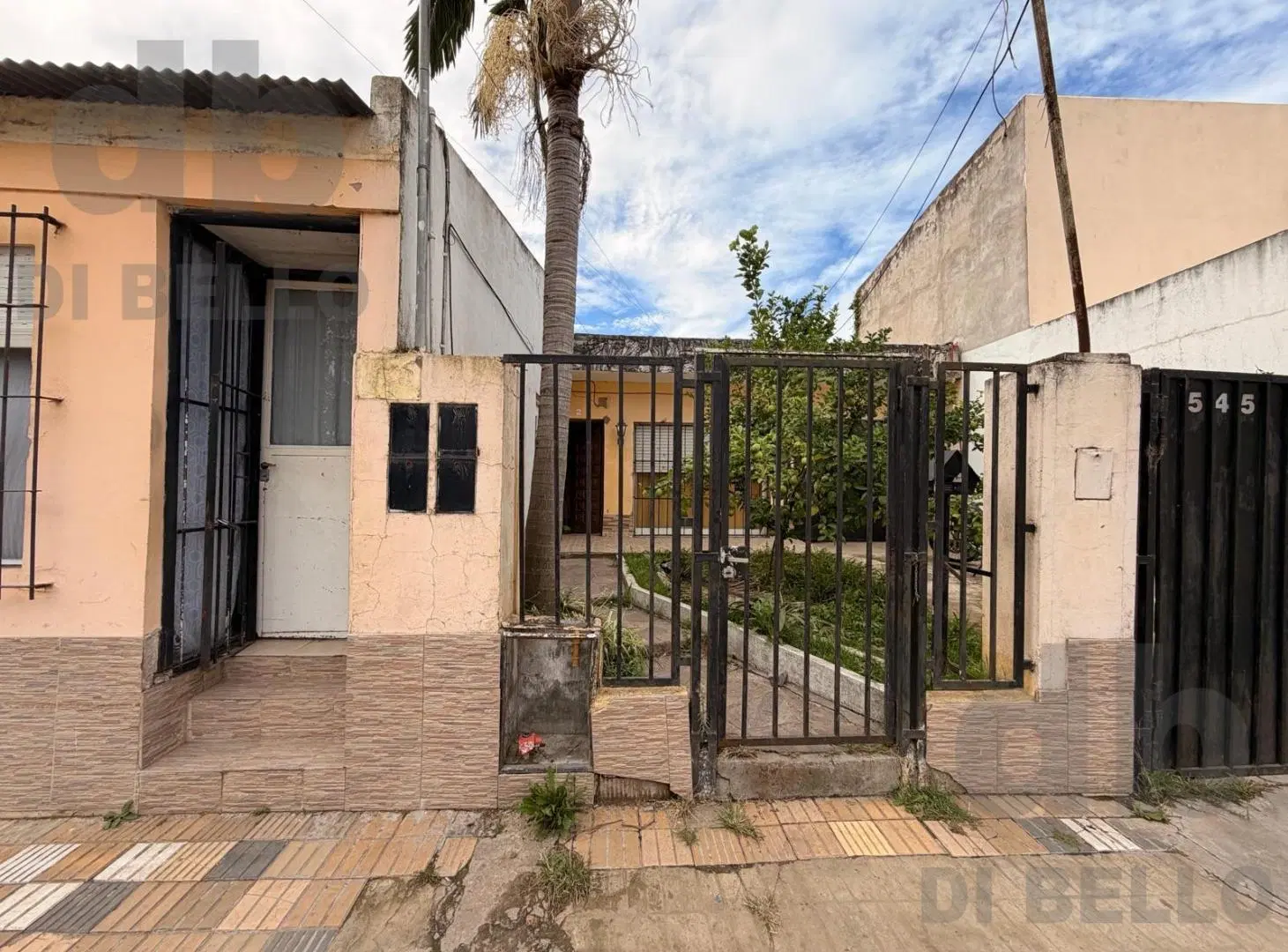 Casa con 5 unidades funcionales, a 500 metros de Av. Antartida 8
