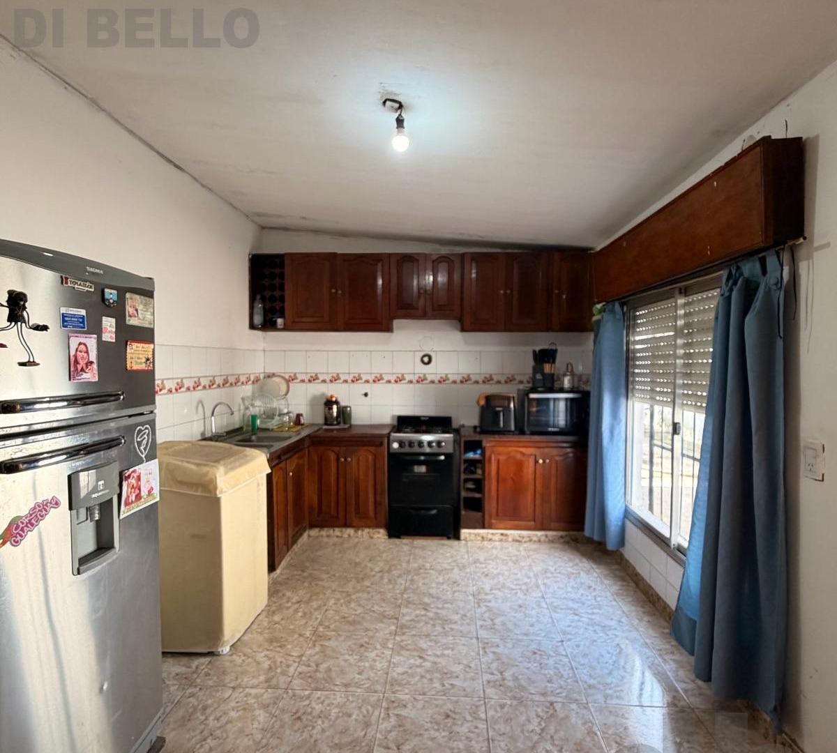 Foto de Casa con 5 unidades funcionales, a 500 metros de Av. Antartida, imagen 2