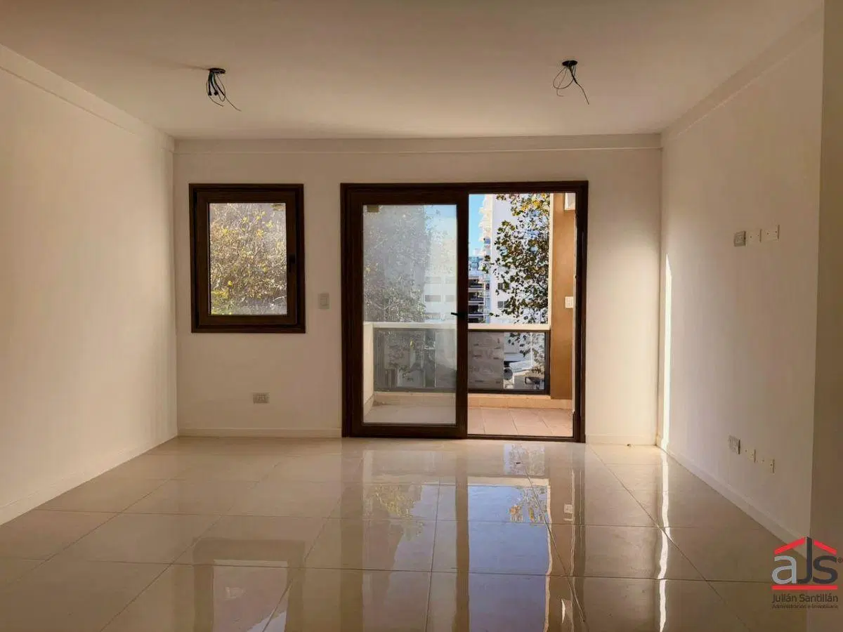 2 Ambientes Amplio y Luminoso con Balcón al Frente | Edificio Moderno | Plaza Mitre 2