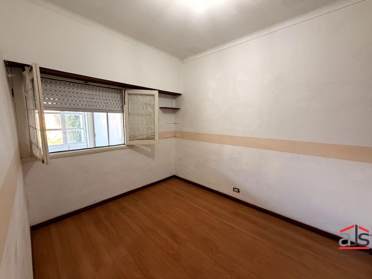 Casa de 3 ambientes con garaje, quincho y amplio patio en Barrio Villa Primera.